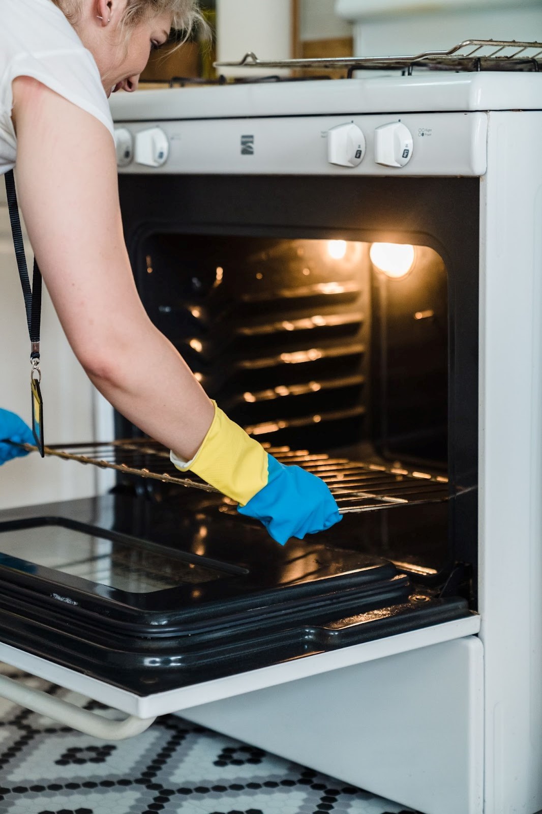 Vrouw verwarmt de oven voor om nacho’s te maken | Welhof NL